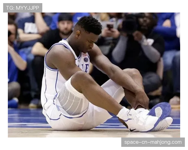 更衣室一幕：锡安在比赛中段返回更衣室接受腿部紧急处理