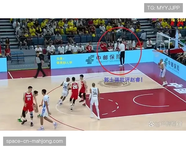 暖心一幕：双方球员为突发疾病的现场观众暂停比赛